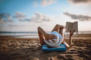 在海滩上读书的人