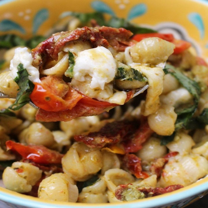 A bowl of cheesy Caprese mac 'n' cheese.