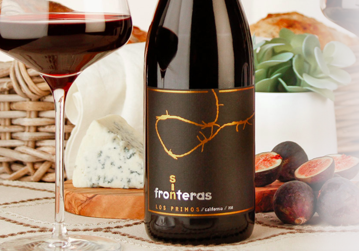 A 2018 bottle of Sin Fronteras Los Primos