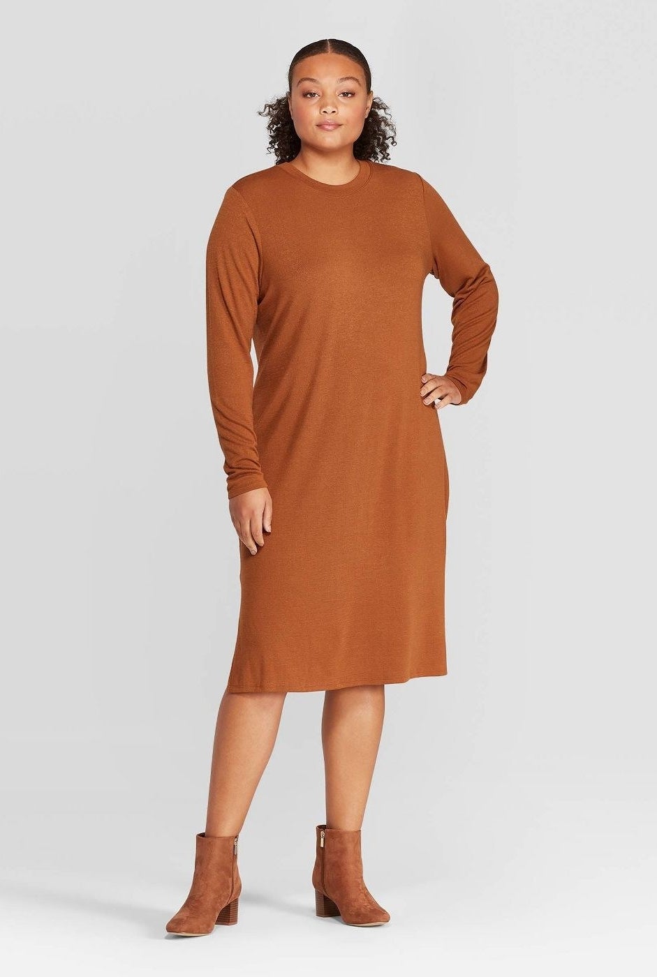 model wearing loose sleeved midi dress in burnt orange color