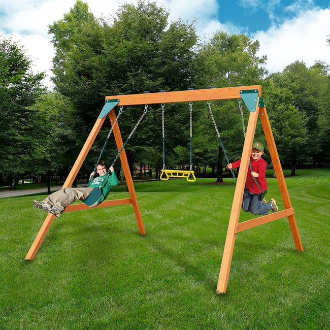 a swing set with two swings and a trapeze bar in the middle