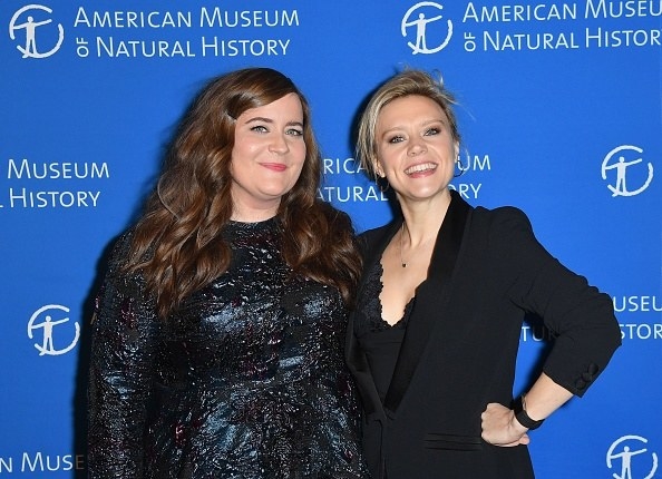 Aidy Bryant and Kate McKinnon posing together
