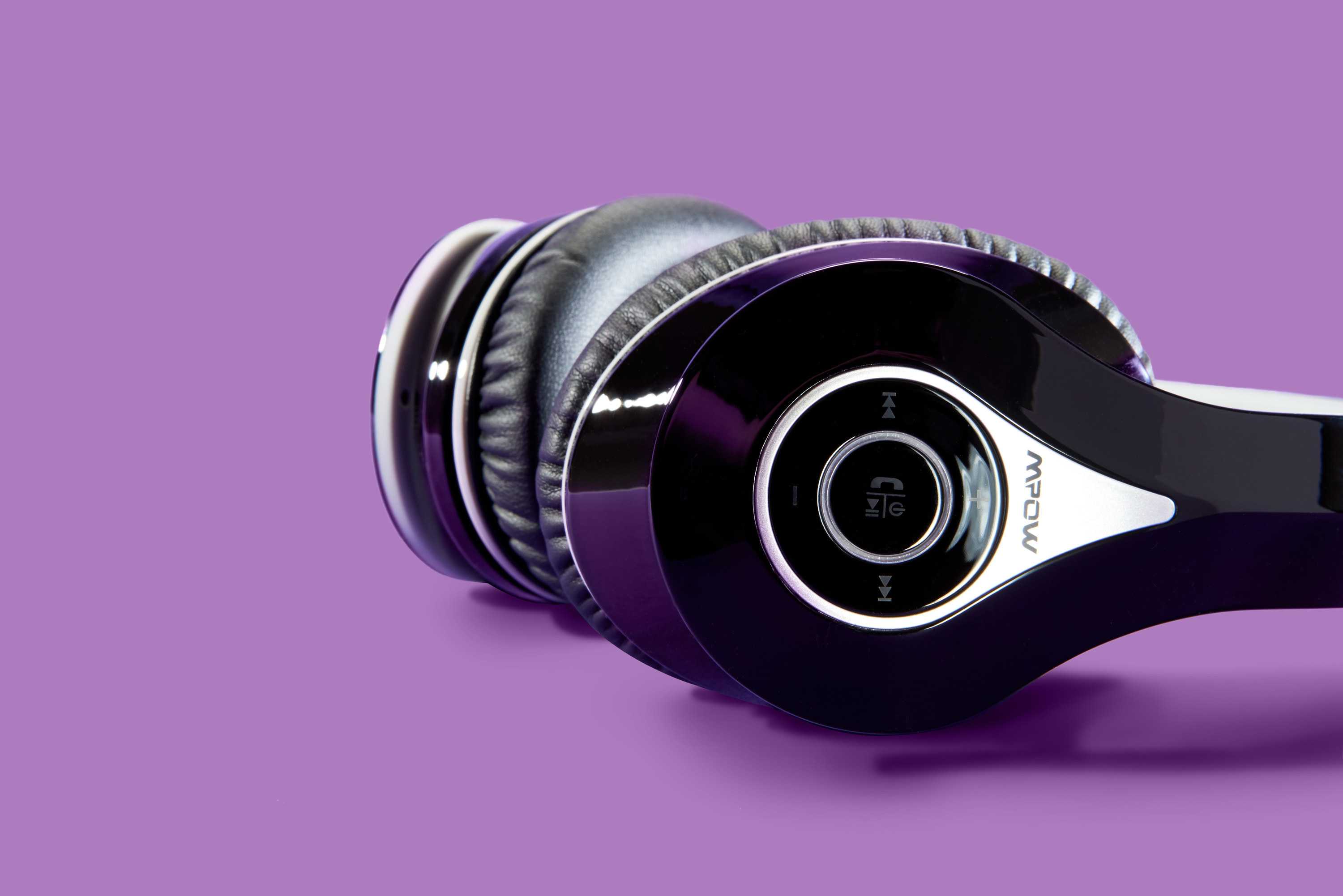 The headphones with controls for fast forward, call, play, and pause 