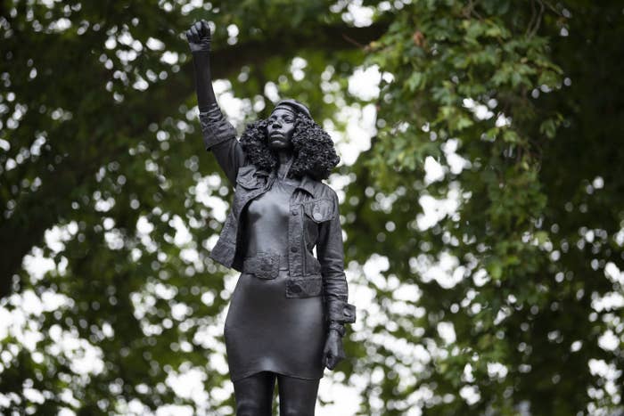 奴隷商人の像が倒された場所に 拳を突き上げる黒人女性の像が現れた