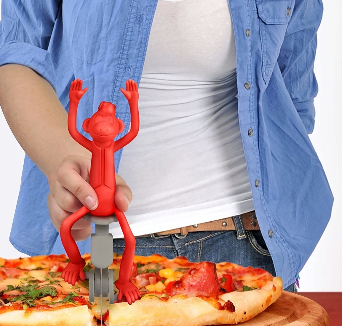 A person cutting a pizza using the product