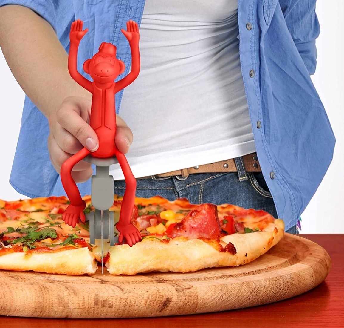 A person cutting a pizza using the product