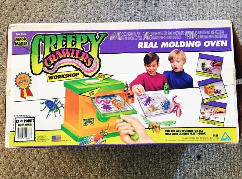 一个早期的'90年代的盒子为毛骨悚然的爬虫讲习班，两个孩子制作虫子。