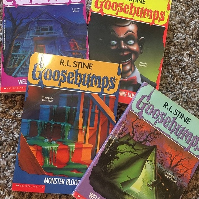 四个“Goosebumps"书散落。