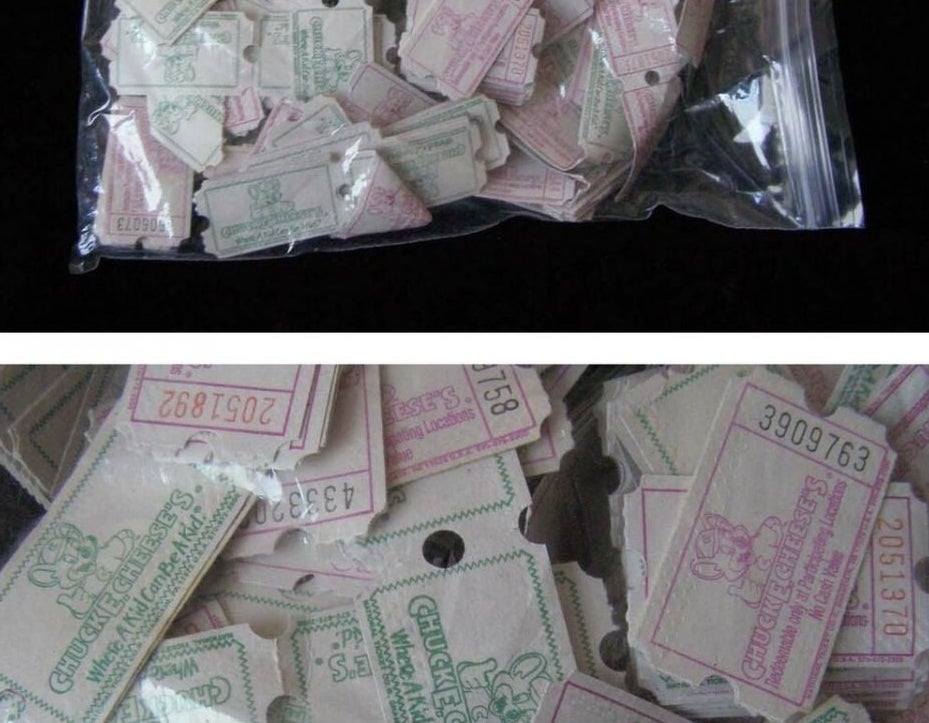 一个塑料密封袋装满了查克奶酪的票