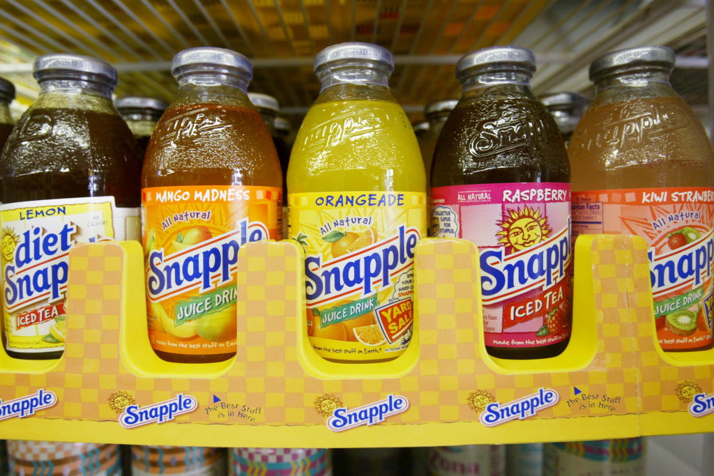 便利店冰箱里陈列的一排snapple。