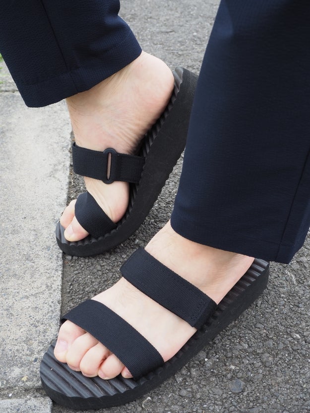 地味な見た目だけど すっごいの 無印 990円サンダル の歩きやすさに感動 Buzzfeed Japan 無印の 990円サンダル が地味にすごい Tomo ｄメニューニュース Nttドコモ