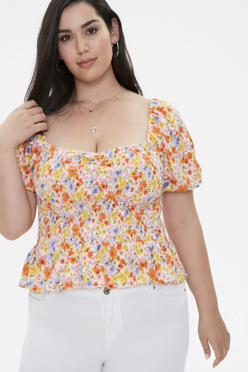 A model in the square neckline, short-sleeved top 