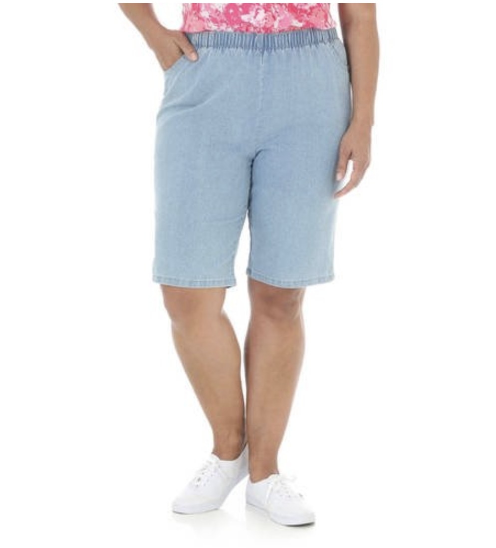 A model in knee-length light denim shorts 