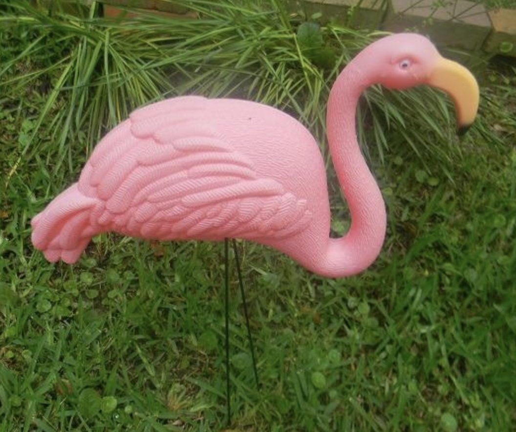 粉红色的火烈鸟草坪装饰品
