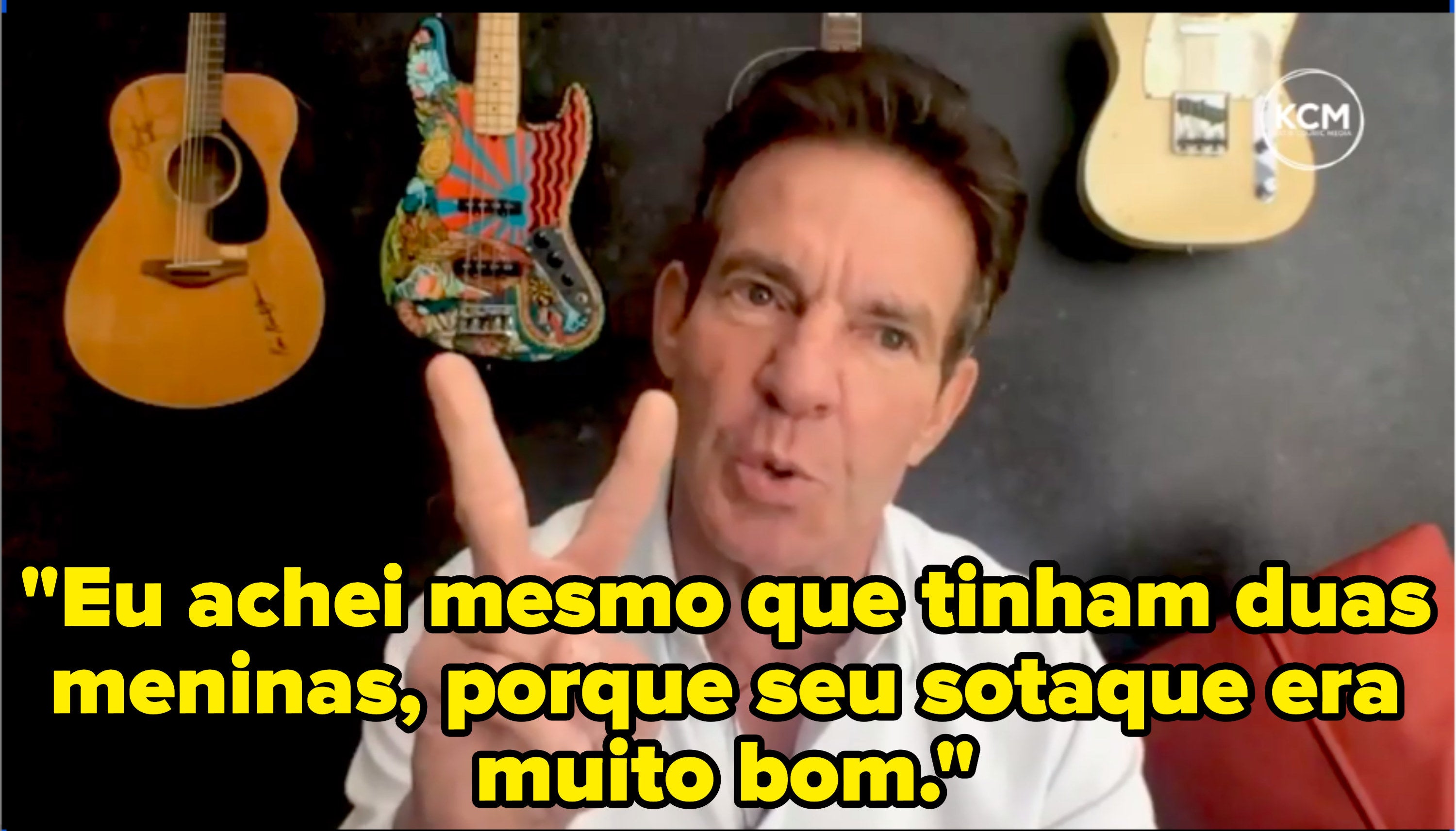 Dennis Quaid mostrando dois dedos