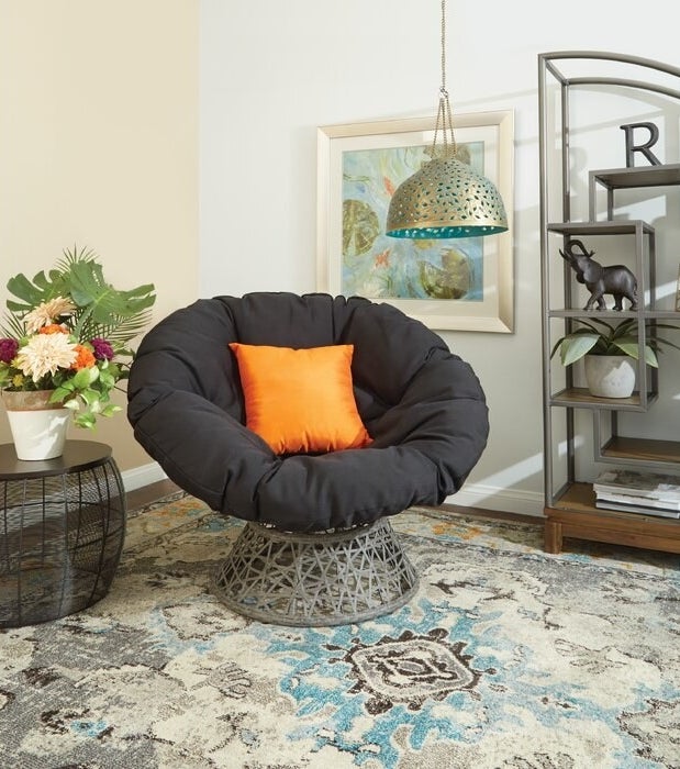 Swivel papasan chair in black 