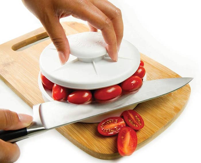 A model using the device to level tomatoes to cut them in half 