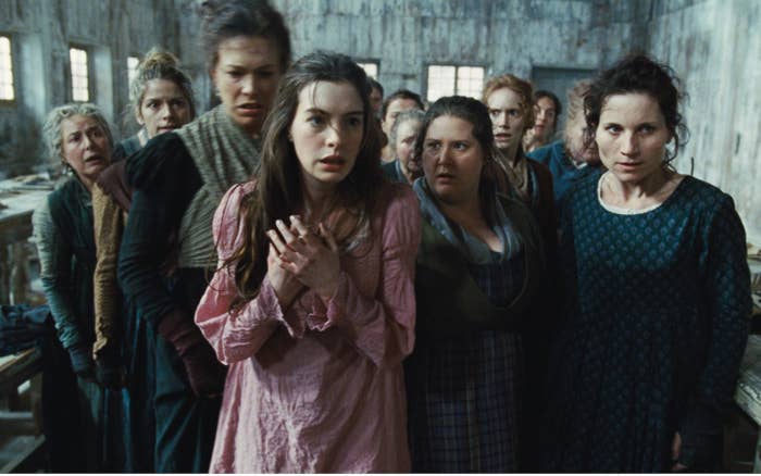 安妮·海瑟薇在电影《Les Misérables》的一群女人中看起来很害怕