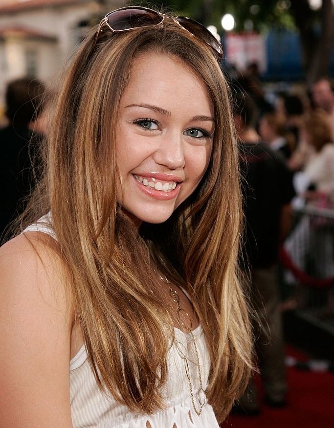 Miley&#x27;s signature look in 2006: long brunette hair and contrasting lighter highlights