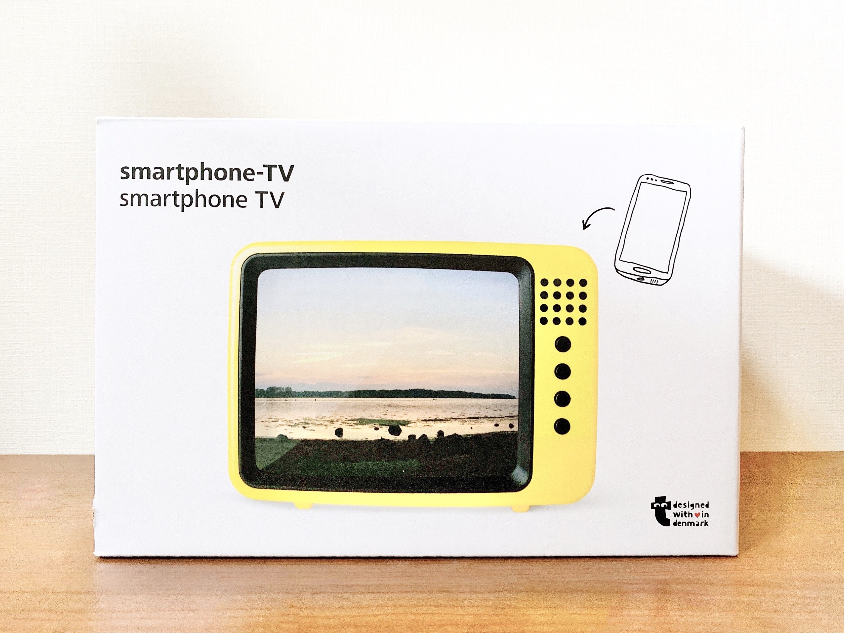 意外と使えるかも…！フライングタイガーの「スマホ用テレビ」がレトロかわいいの！