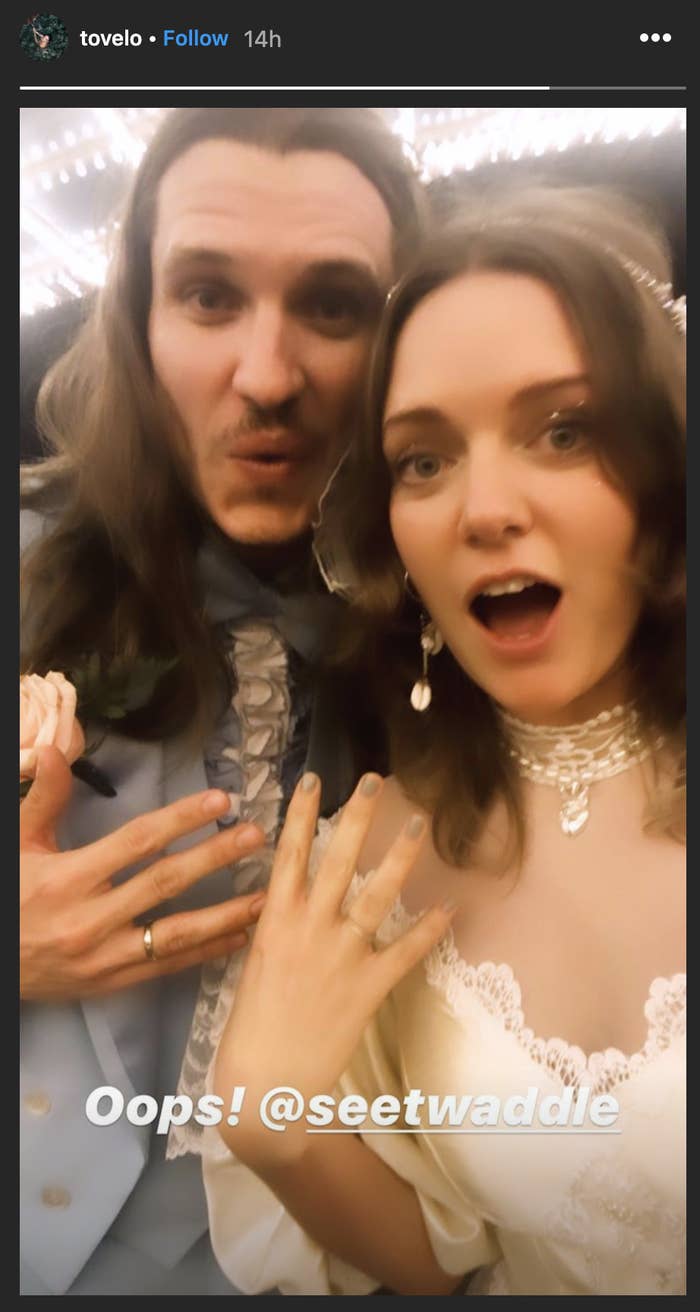 Tove和Charlie笑着炫耀他们的结婚戒指，上面写着“哎呀!”