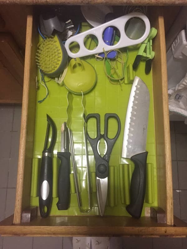 BuzzFeed Editor Elizabeth Lilly&#x27;s kitchen utensils stored in an orderly fashion with the organizer inside of a drawer
