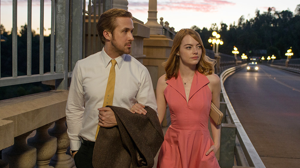 Emma Stone as Mia walks arm and arm with Sebastian (Ryan Gosling).