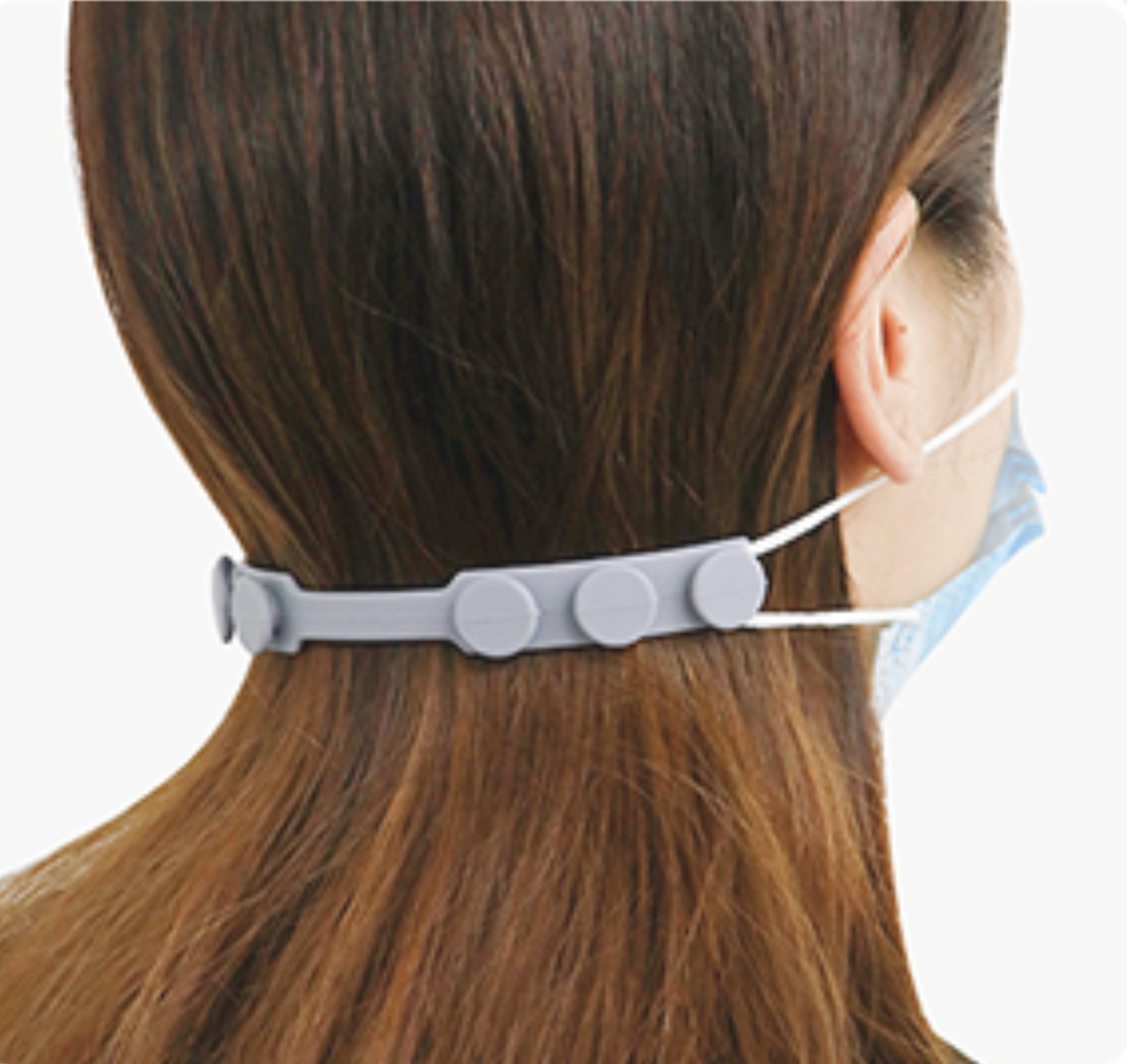 一个戴着面具的模型,齐心协力在硅胶耳节电器的后脑勺,背面有三个不同的切换的大小