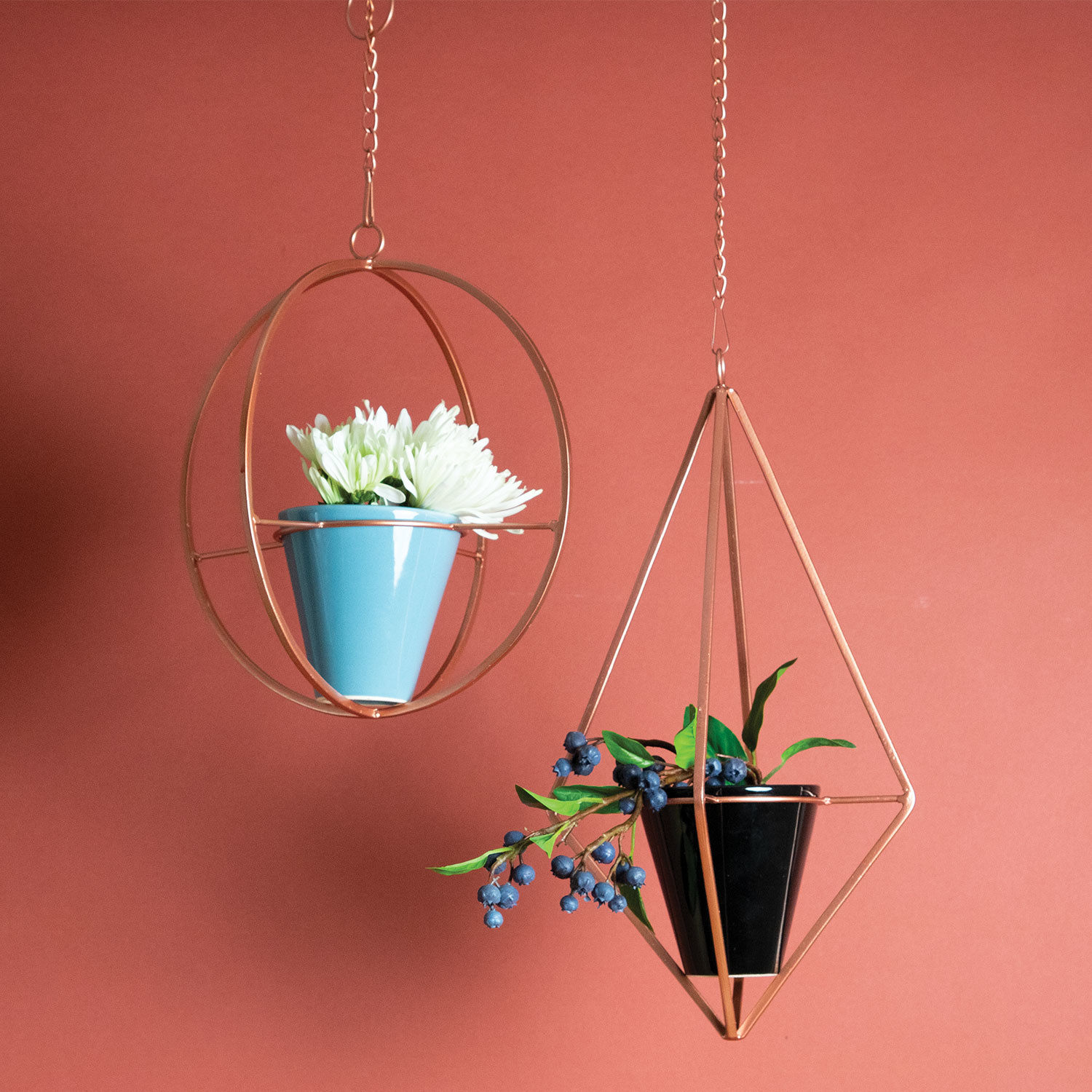 The round metal hanging planter