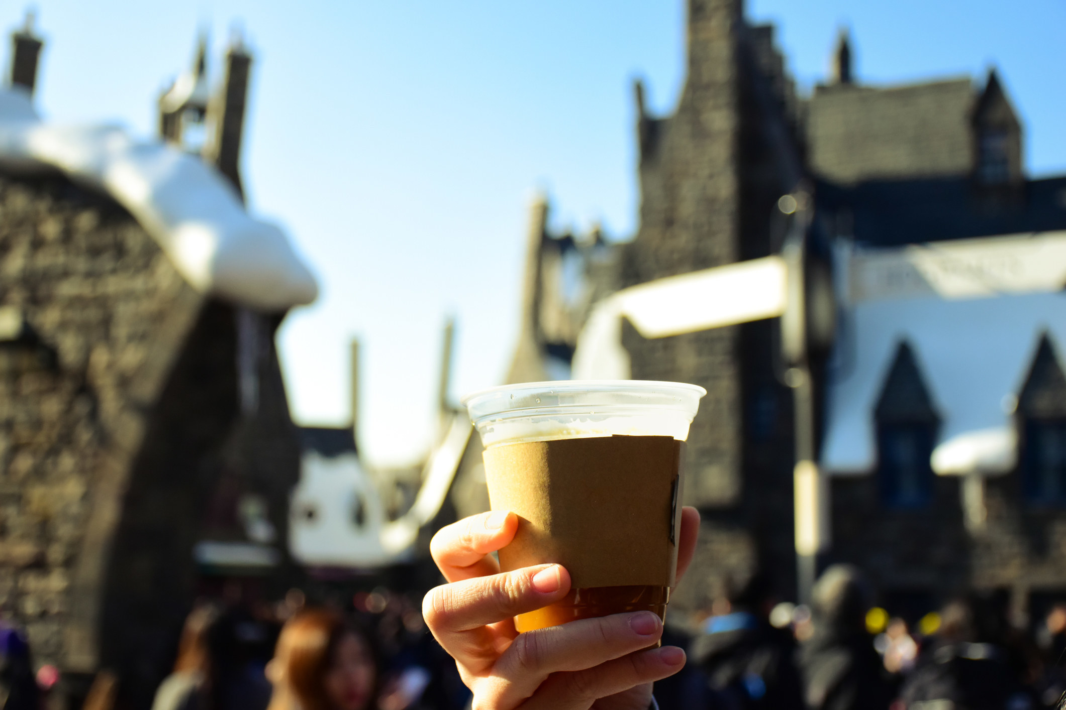 Um copo de cerveja amanteigada no parque temático de "Harry Potter"