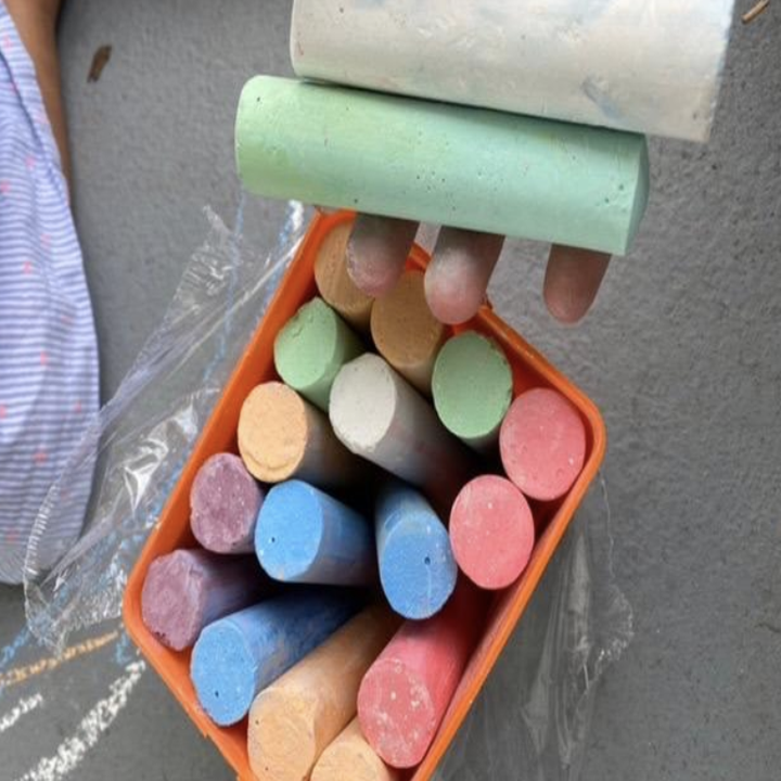 Reviewer image of the chalk in its carrier 