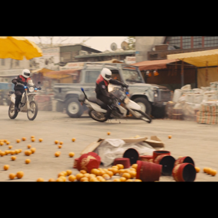 Vilões batendo as motos nas barracas de fruta