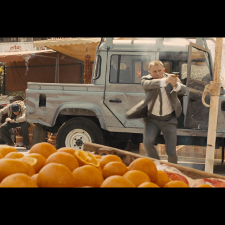 James Bond em um tiroteio em um mercado de frutas