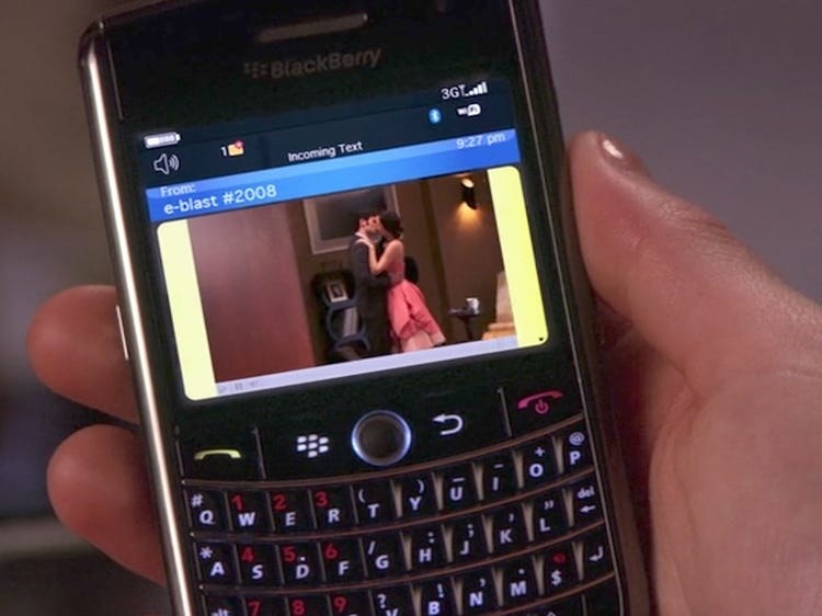 Gossip Girl blast text of two people kissing