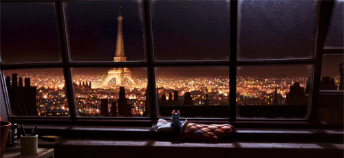 Remy olhando para a Torre Eiffel