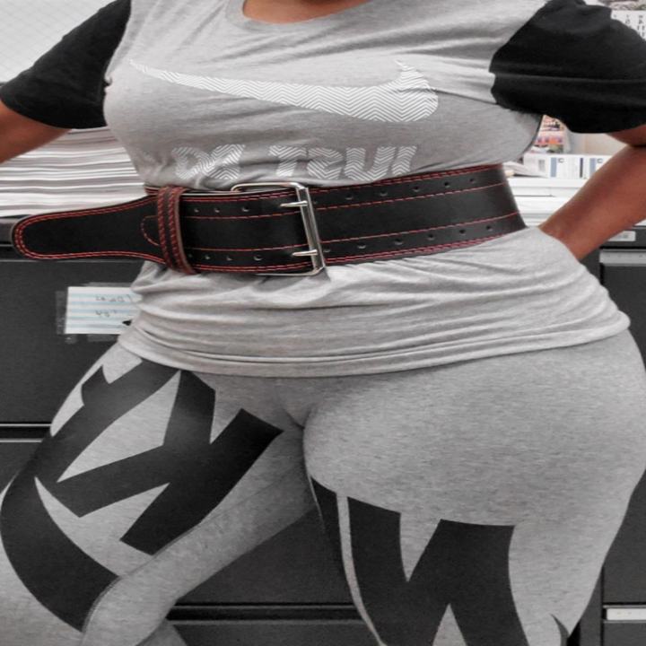 A reviewer wears the lifting belt around their waist