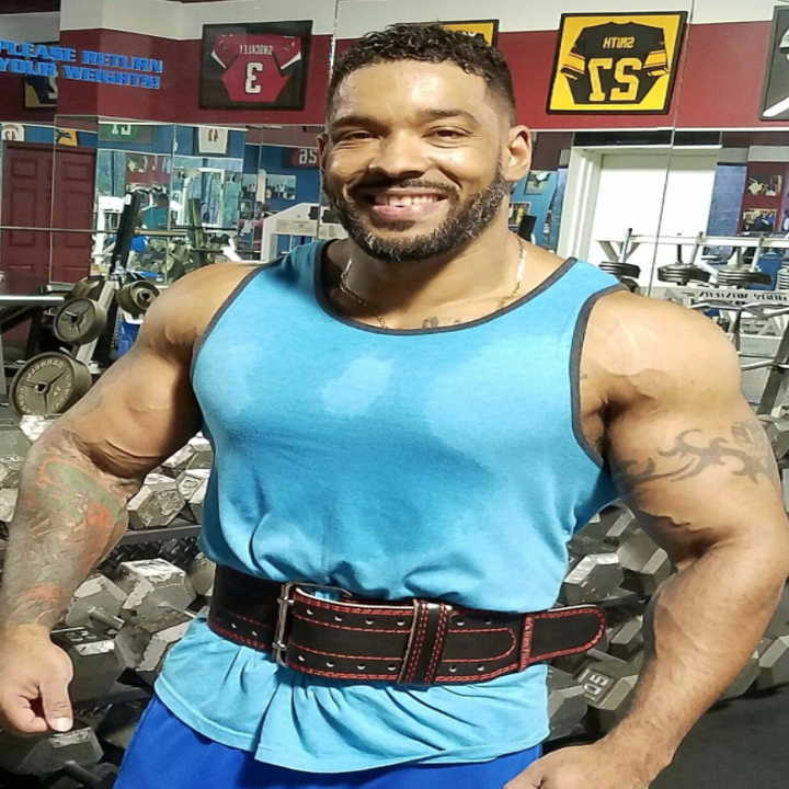 Another reviewer wears the lifting belt