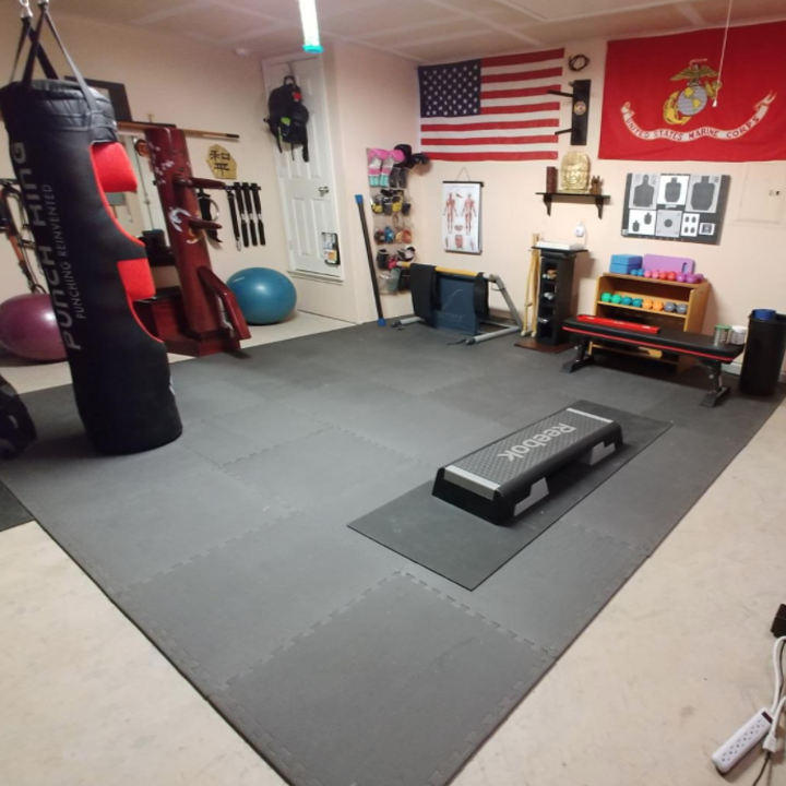 A reviewer's home gym with the puzzle mat as the flooring