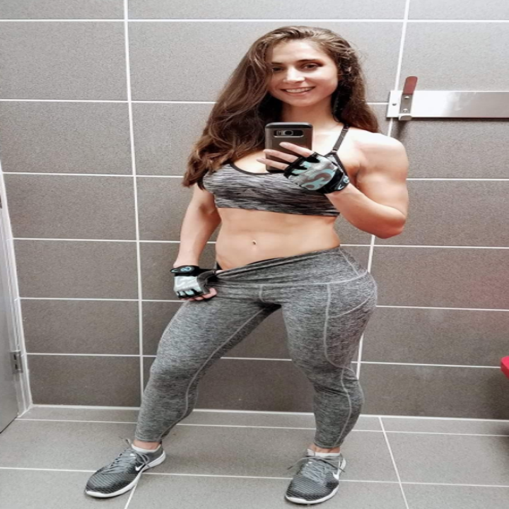 A reviewer takes a selfie wearing the leggings at the gym