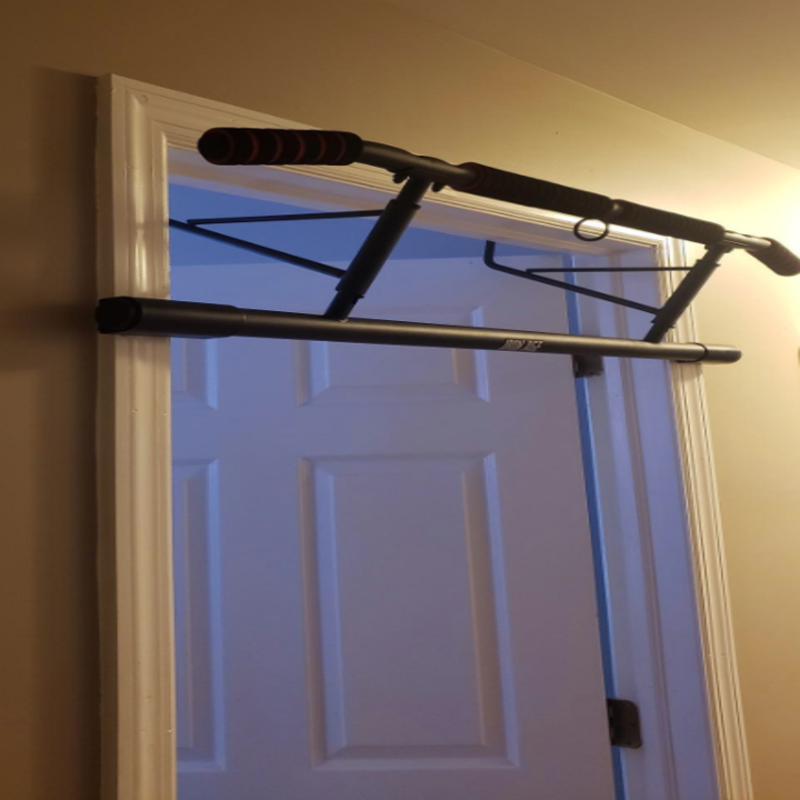 A reviewer shows the pull up bar mounted in their doorway