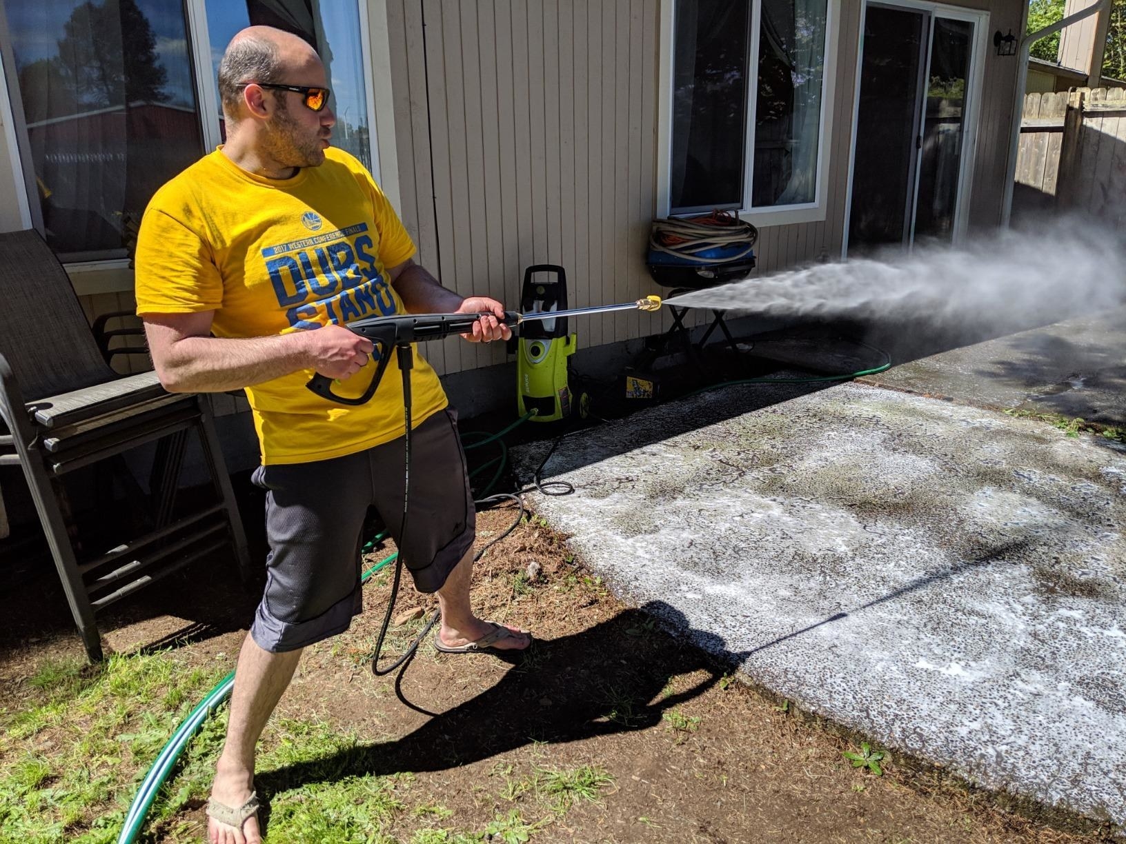 reviewer uses water pressure gun and looks like they're having a great time