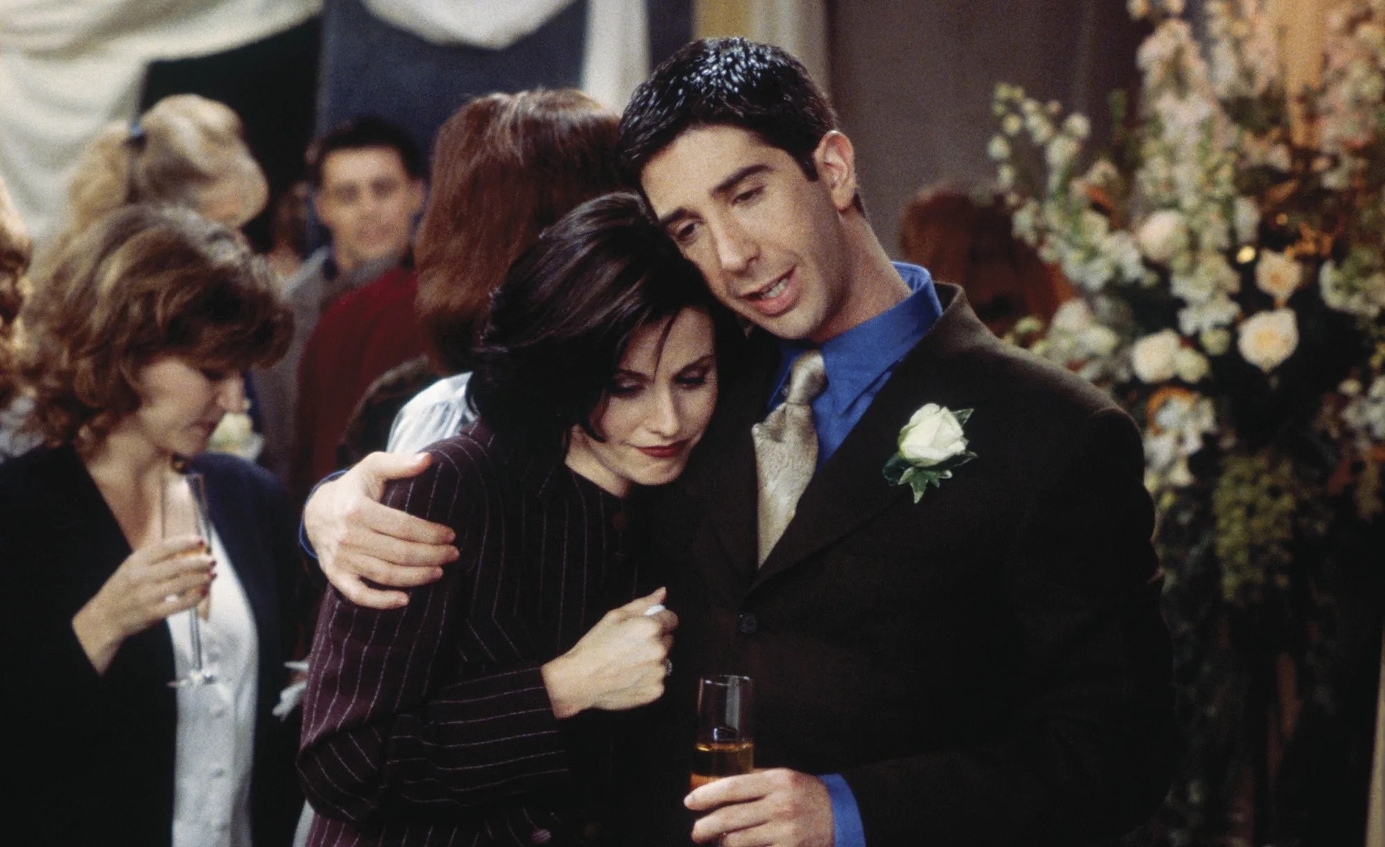 Courtney Cox and David Schwimmer as Monica and Ross