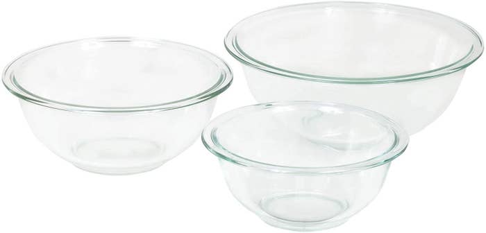 The set with three glass mixing bowls in varying sizes