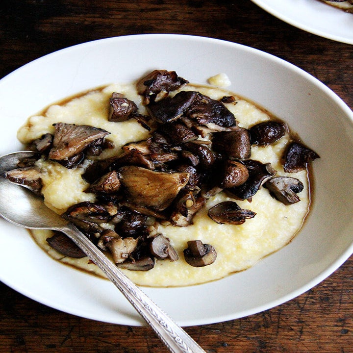 A bowl of creamy polenta topped with roasted mushrooms.