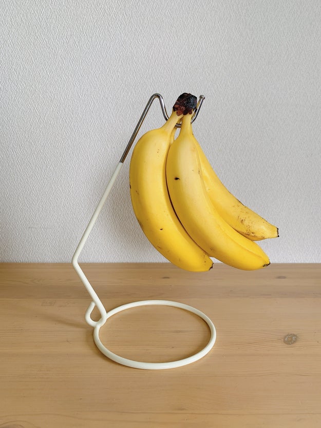 バナナが傷みにくくなった ダイソーの 吊るすスタンド が地味に優秀です Buzzfeed Japan 最近は毎朝バナナ を食べていて 家には常に ｄメニューニュース Nttドコモ