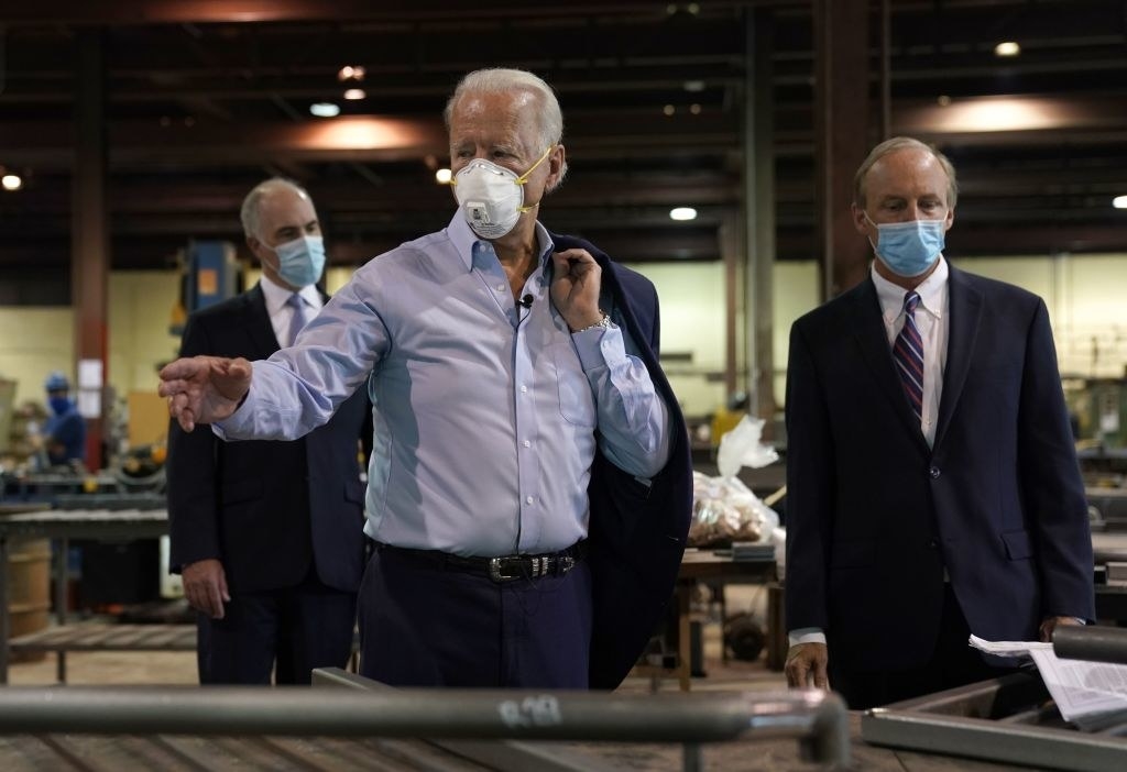 Photo of Joe Biden wearing a face mask