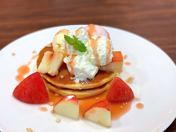 旬の桃がたっぷり ジョナサンの 限定パンケーキ が贅沢すぎた