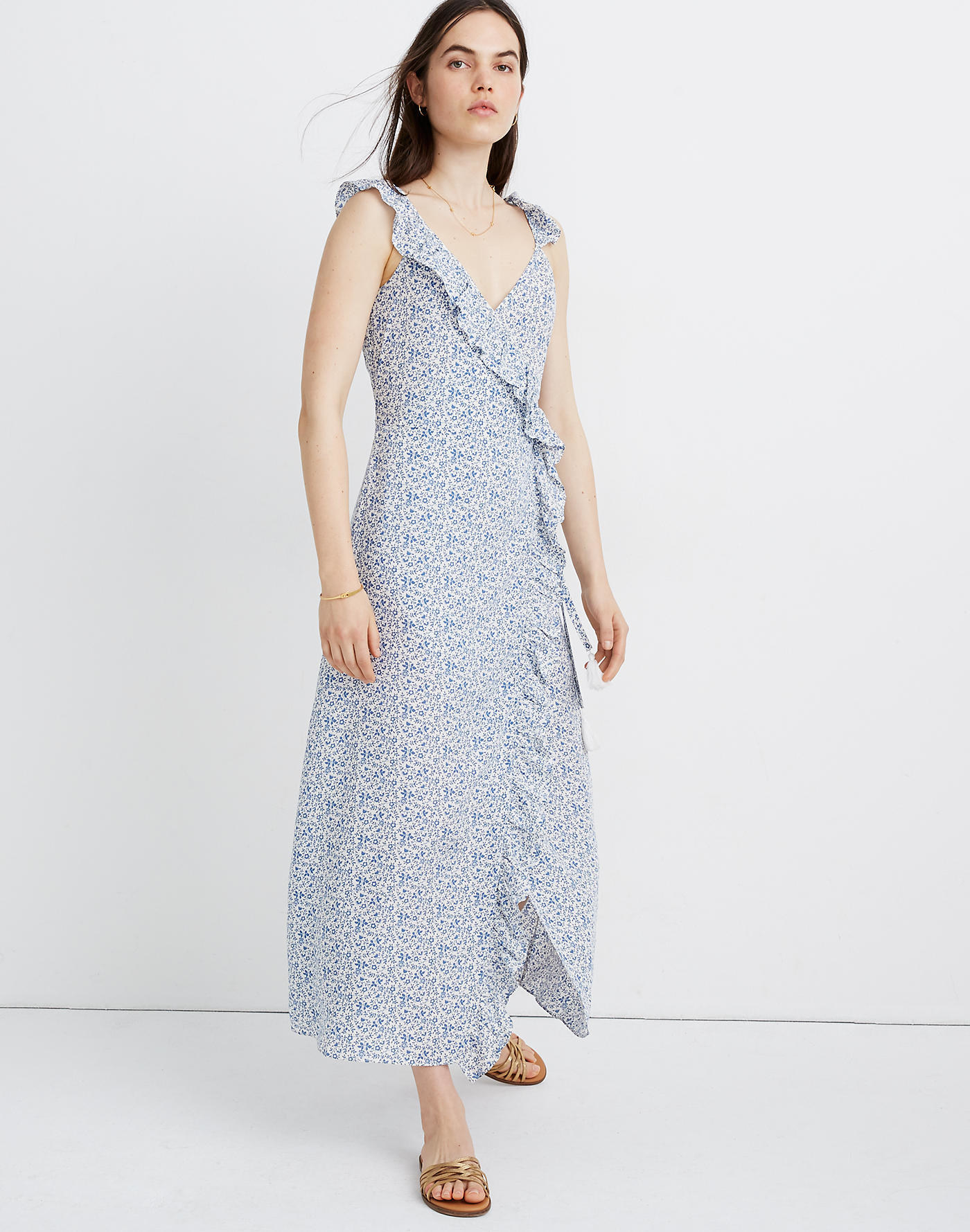 model wear the blue and white V-neck floral maxi dress