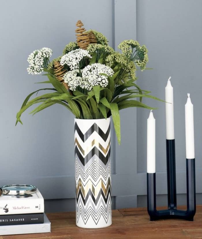 The narrow zigzag striped vase with metallic details 