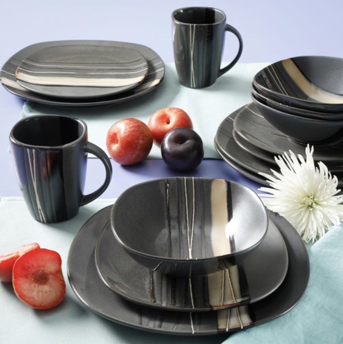 The black marble-like dish set 